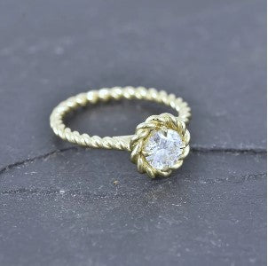 Round Brilliant Diamond Solitaire Engagement Ring set into an 18ct Yellow Gold Twisted Band